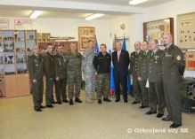 Ocenenie prslunkov jednotky EOD medailami Ministerstva obrany USA