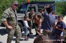 Slovensk a esk vojaci rozdvali v martinskch Bambuskch humanitn pomoc